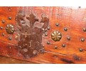 Cofre de madera español con decoraciones en hierro. Año 1700