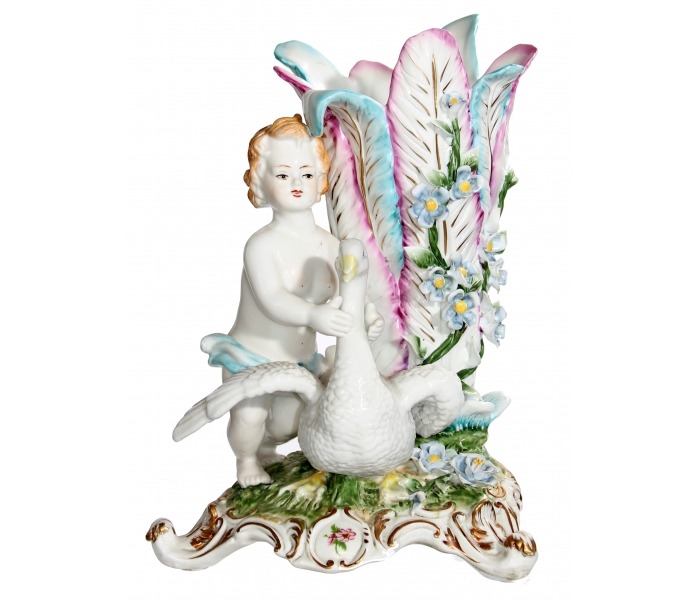Figura de porcelana de niño con cisne