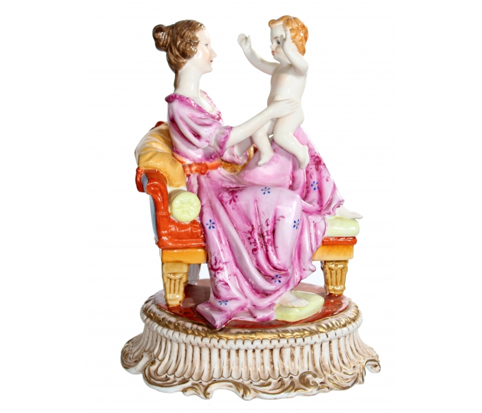 Figura de porcelana con dama y niño.