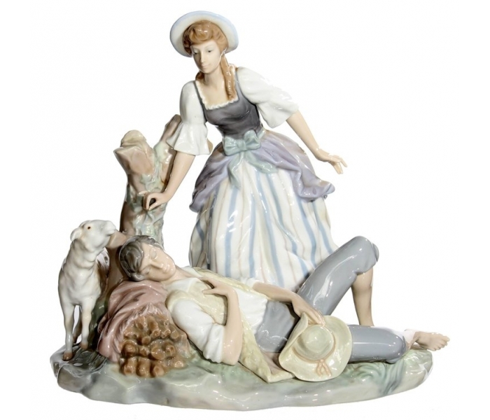 Escultura de porcelana Lladró que representa a una mujer inclinada sobre un hombre dormido con perro.
