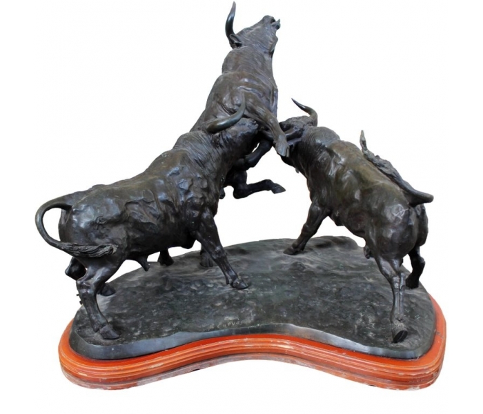Escultura de bronce de tres toros...