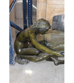 Mesa de centro con pareja desnuda realizada en bronce y cristal.