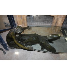 Mesa de centro con pareja desnuda realizada en bronce y cristal.