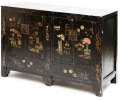 Mueble bajo chino de laca negra con decoración floral