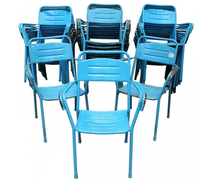 Juego de 32 sillas azules de hierro...