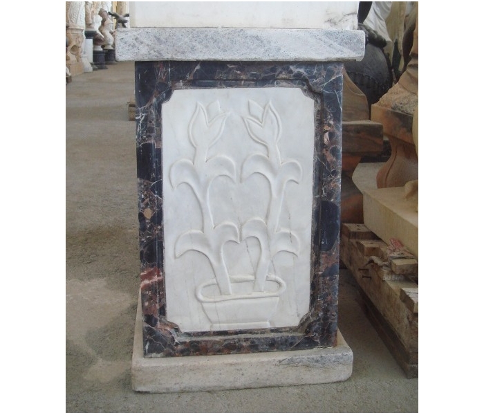 Base de mármol con grabado floral