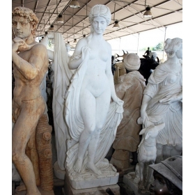 Escultura de mujer de mármol
