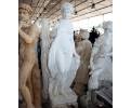 Escultura de mujer de mármol