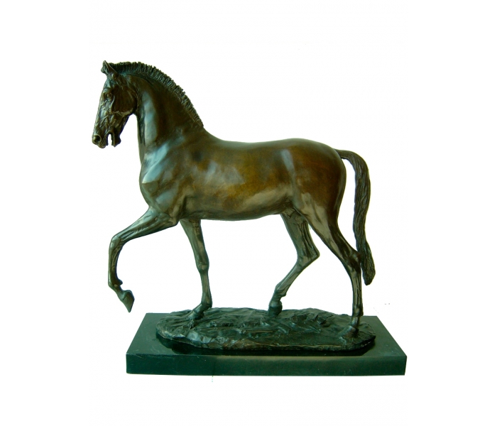 Figura de caballo de bronce con peana...