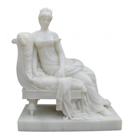 Escultura de dama sentado...