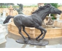 Estatua de bronce de caballo a galope