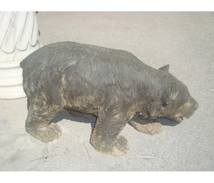 Escultura de cría de oso de bronce