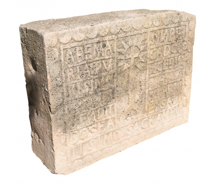 Piedra con inscripciones de tipo...