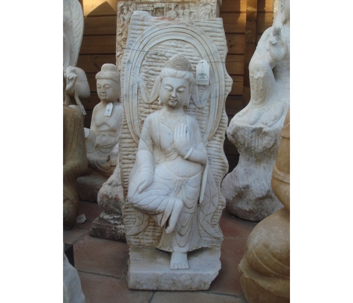 Escultura de piedra oriental con buda...