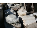 Diferentes basamentos de columnas de piedra