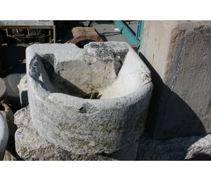 Fuente de pared de piedra S XIX