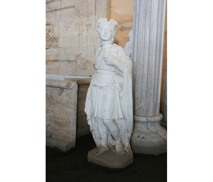 Escultura restaurada de hombre en...