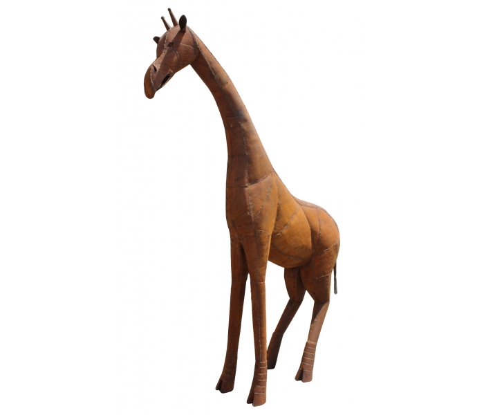 Escultura de jirafa de hierro a...