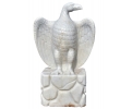 Escultura de águila realizada en mármol blanco