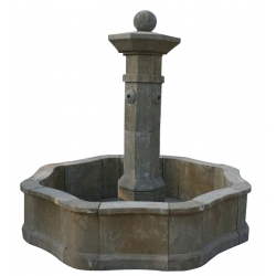 Fuente de piedra con cerco
