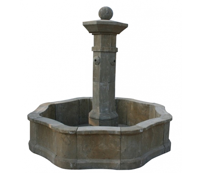 Fuente de piedra con cerco