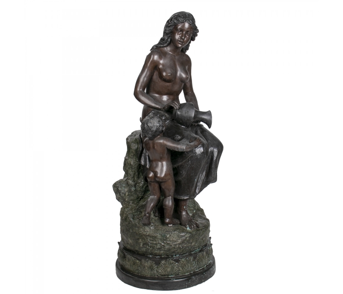 Escultura de mujer con jarra y niño...