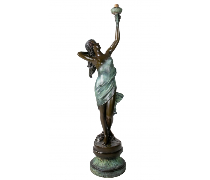 Estatua de bronce de mujer lamparero