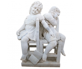 Escultura de dos niños sentados en sillas en mármol blanco tallado a mano
