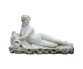 Escultura de mujer desnuda tumbada en mármol