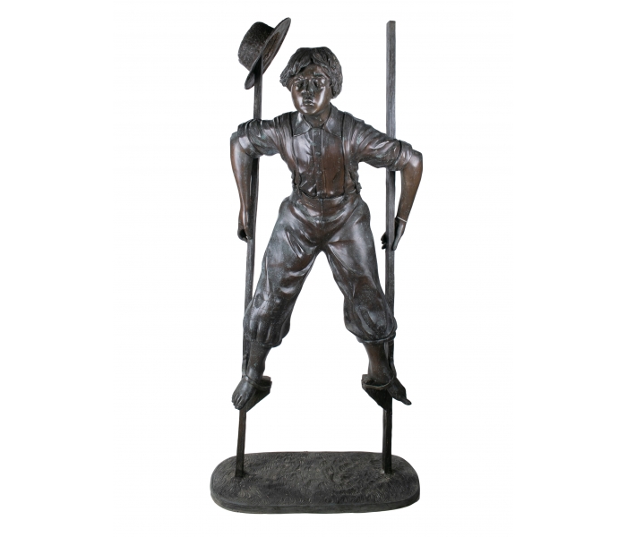 Escultura de niño con zancos de bronce