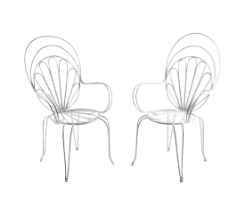Dos sillas de jardín de hierro pintado en blanco