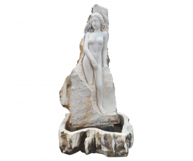 Fuente de mujer en roca de mármol blanco con cerco