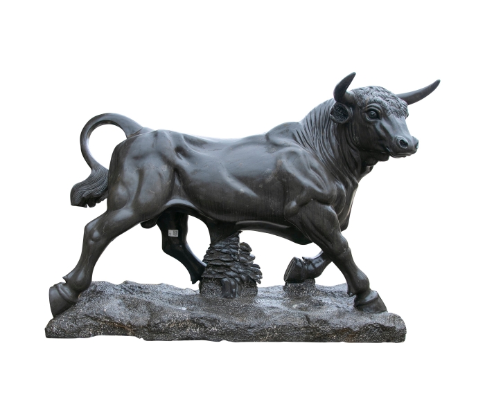Escultura monumental de toro en...