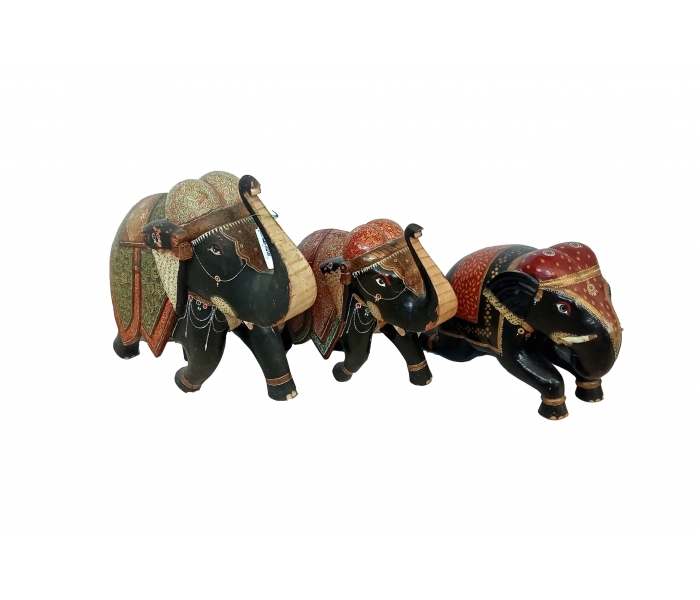 Familia de elefantes con decoración...