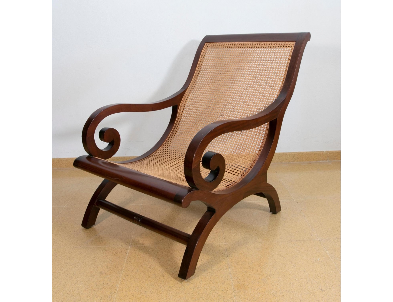 Pareja de sillones de madera de caoba con asientos de rejilla de mimbre
