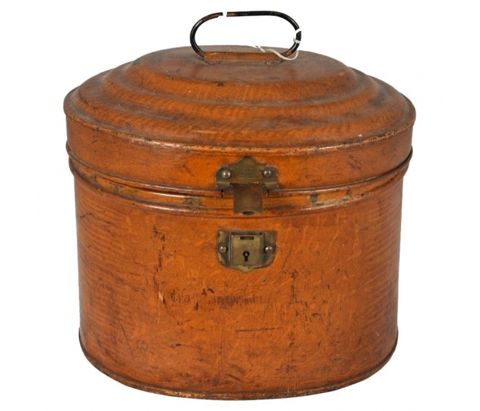 Caja de metal decorativa en tono marrón