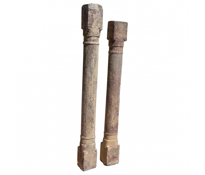 Pareja de columnas de piedra talladas...