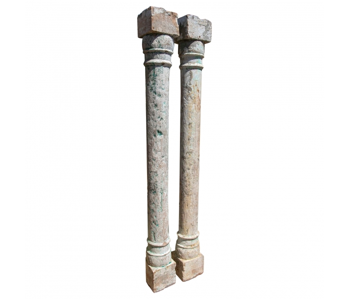 Pareja de columnas de piedra talladas...