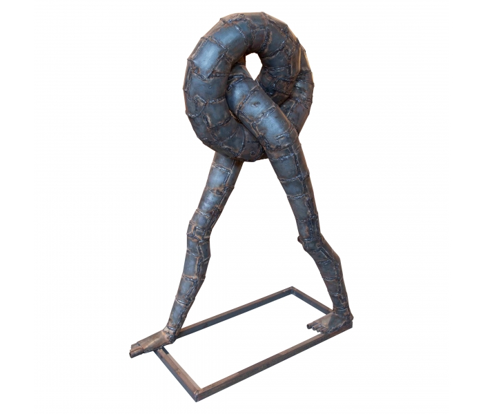 Escultura contemporánea de metal con...