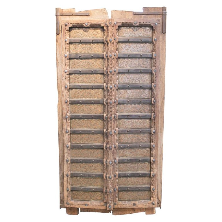 Puerta de Madera de la India Profusamente Decorada con Bronce y Hierro Ornamentales, de los Años 20