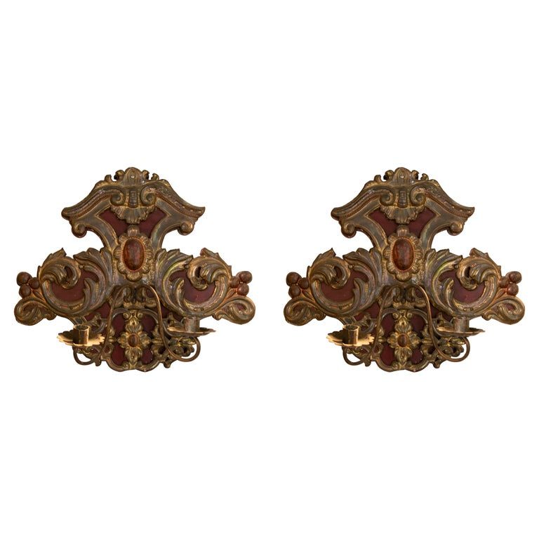 Pareja de apliques del siglo XIX de madera y metal policromados