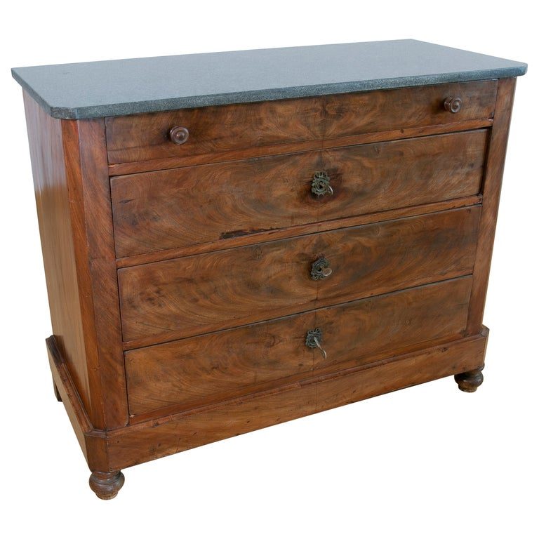 Cómoda de caoba con cinco cajones y tiradores de hierro y madera