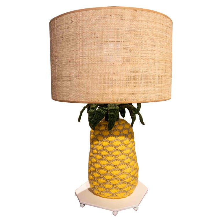 Lámpara de piña cosida a mano con lana y base de hierro