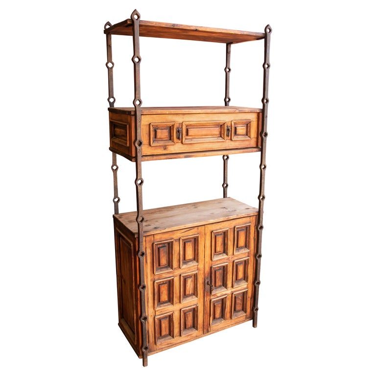 Estantería de madera de los años 70 con paneles y adornos de hierro