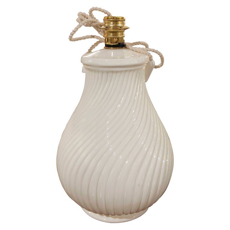 Lámpara de cerámica esmaltada blanca de los años 70 con diseño acanalado