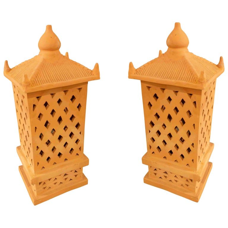 Pareja de faroles de terracota calada para velas
