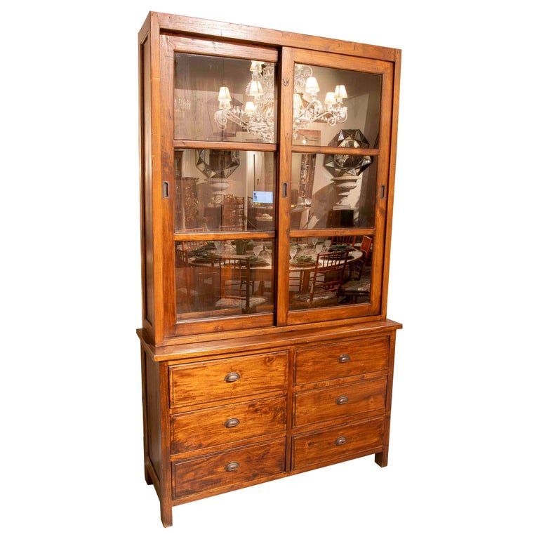 Vitrina antigua de madera de los años 50 con puertas correderas y seis cajones