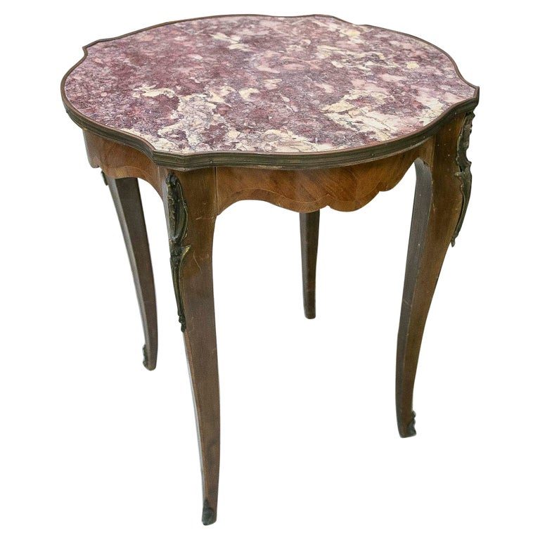 Mesa auxiliar estilo Luis XV con tapa de mármol rosa y detalles de bronce