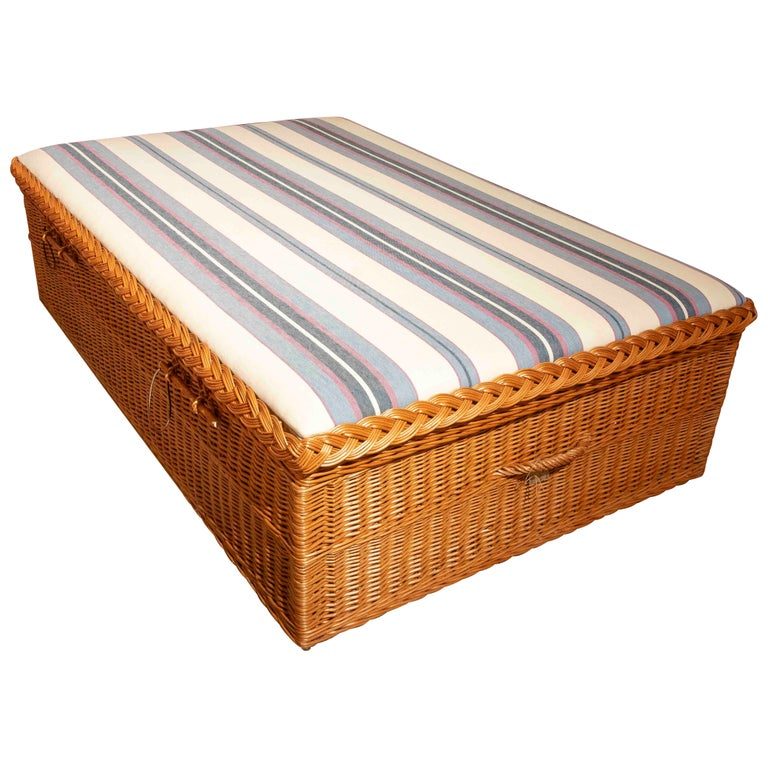 Mesa baja de mimbre con tapicería floral clásica y amplio espacio de almacenamiento