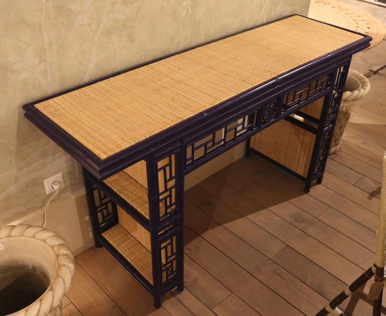 Consola de bambú imitación madera con tapa y laterales de rafia